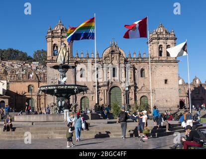 Die Kathedrale Basilika Mariä Himmelfahrt und die Iglesia del Triunfo auf der Plaza de Armas in Cusco, Peru Stockfoto