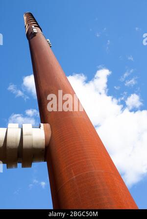 Rostiger Industriestahlrauchsack von unten, Finnland Stockfoto