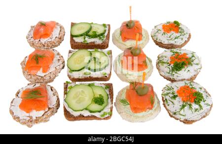 Köstliche Canapes auf weiß isoliert Stockfoto