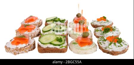Köstliche Canapes auf weiß isoliert Stockfoto