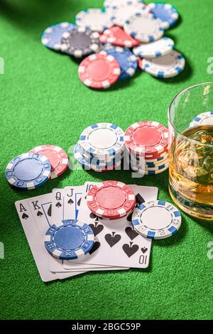 Karten und Chips auf dem grünen Tisch für Poker Stockfoto