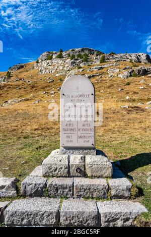 Landschaftsansicht des Col de la Cayolle Passes und der umliegenden Berge in Alpes-Maritimes in Frankreich Stockfoto