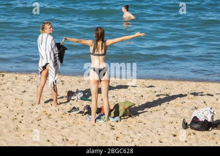 Sydney, Australien. Dienstag, 21. April 2020. Coogee Beach in Sydneys östlichen Vororten wurde nach den Sperrbeschränkungen wieder eröffnet. Die Einheimischen dürfen schwimmen, surfen und trainieren, dürfen sich aber wegen der COVID-19-Pandemie nicht sonnen, im Sand sitzen oder in Gruppen versammeln. Credit Paul Lovelace/Alamy Live News. Stockfoto