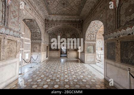 Sheesh Mahal (Palast der Spiegel), ein kunstvoll dekorierter Palast in Lahore, Pakistan und UNESCO-Weltkulturerbe. Stockfoto