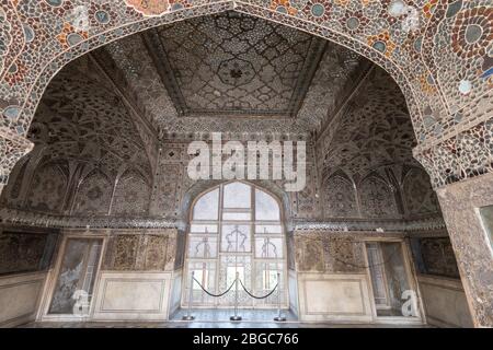 Sheesh Mahal (Palast der Spiegel), ein kunstvoll dekorierter Palast in Lahore, Pakistan und UNESCO-Weltkulturerbe. Stockfoto