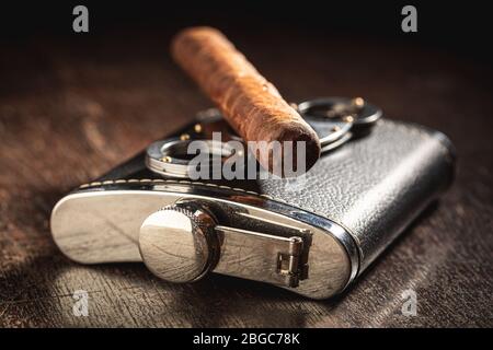 Eine Zigarre auf Lederflasche auf Holztisch Stockfoto