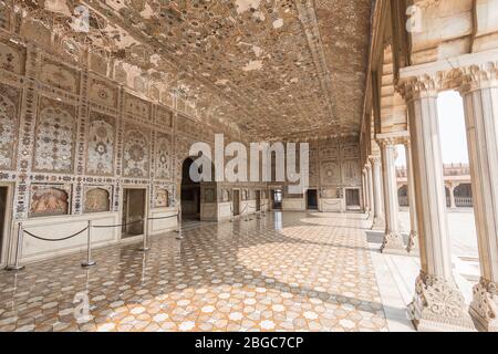 Sheesh Mahal (Palast der Spiegel), ein kunstvoll dekorierter Palast in Lahore, Pakistan und UNESCO-Weltkulturerbe. Stockfoto