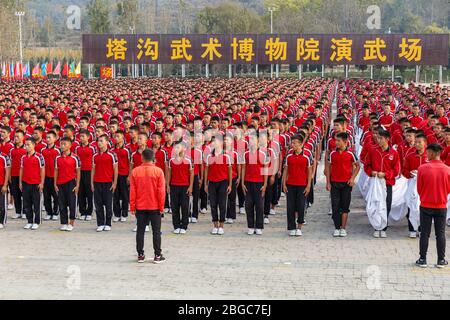 Dengfeng, Zhengzhou, Henan, China - 17. Oktober 2018: Schule Der Shaolin Kampfkunst. Die Schüler der Schule der Kampfkunst stehen auf dem Platz während t Stockfoto