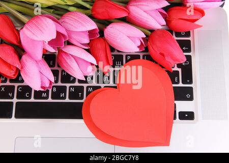 Rote Herzen und Blumen auf der Computertastatur aus nächster Nähe Stockfoto