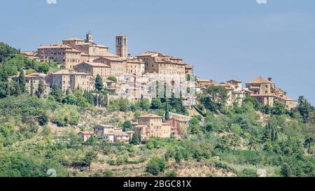 Atemberaubende Aussicht auf das toskanische Hügeldorf Montepulciano, Siena, Italien, an einem sonnigen Tag Stockfoto