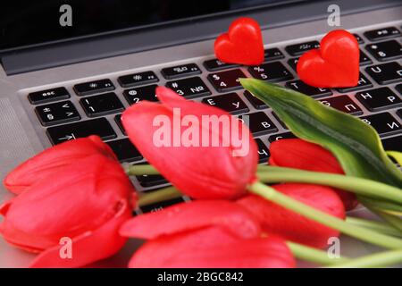 Rote Herzen und Blumen auf der Computertastatur aus nächster Nähe Stockfoto