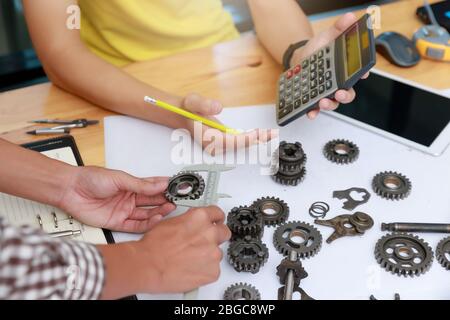 Ingenieur diskutieren und Gestaltung über mechanische Getriebe Teile im Amt. Stockfoto