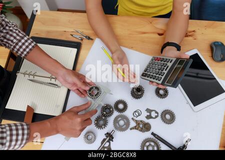 Ingenieur diskutieren und Gestaltung über mechanische Getriebe Teile im Amt. Stockfoto