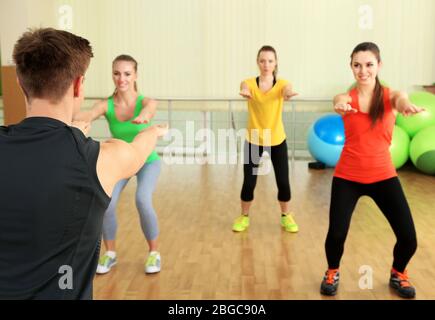 Junge schöne Menschen in der Turnhalle engagiert Stockfoto