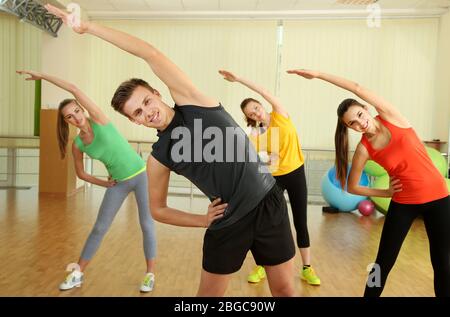 Junge schöne Menschen in der Turnhalle engagiert Stockfoto