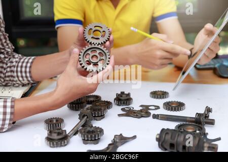 Ingenieur diskutieren und Gestaltung über mechanische Getriebe Teile im Amt. Stockfoto