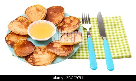 Gebratene Pfannkuchen auf Farbteller, auf Farbserviette, isoliert auf Weiß Stockfoto