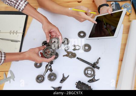 Ingenieur diskutieren und Gestaltung über mechanische Getriebe Teile im Amt. Stockfoto