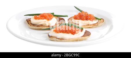 Pfannkuchen mit rotem Kaviar auf Teller, isoliert auf weiß Stockfoto