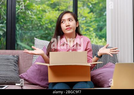 Verkäufer bereiten Waren an Kunden zu senden nach der Bestellung. Stockfoto