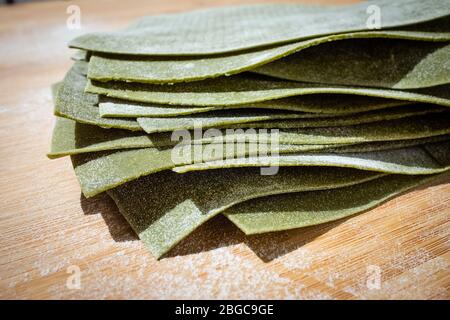 Nahaufnahme des Stapels Lasagne Schichten handgemacht mit Spinat Stockfoto