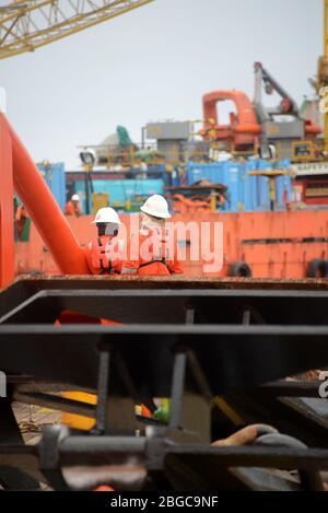 Vier-Punkt-Anker-Handling-Operation auf Deck Schiff für Ölstand auf See durchgeführt Stockfoto