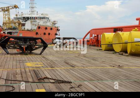 Vier-Punkt-Anker-Handling-Operation auf Deck Schiff für Ölstand auf See durchgeführt Stockfoto