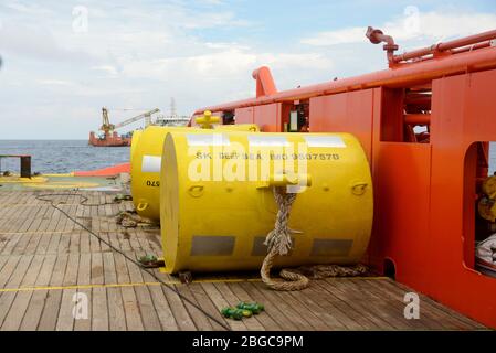 Vier-Punkt-Anker-Handling-Operation auf Deck Schiff für Ölstand auf See durchgeführt Stockfoto
