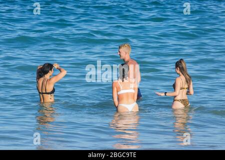 Sydney, Australien. Dienstag, 21. April 2020. Coogee Beach in Sydneys östlichen Vororten wurde nach den Sperrbeschränkungen wieder eröffnet. Die Einheimischen dürfen schwimmen, surfen und trainieren, dürfen sich aber wegen der COVID-19-Pandemie nicht sonnen, im Sand sitzen oder in Gruppen versammeln. Credit Paul Lovelace/Alamy Live News. Stockfoto