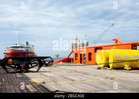 Vier-Punkt-Anker-Handling-Operation auf Deck Schiff für Ölstand auf See durchgeführt Stockfoto