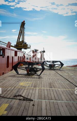 Vier-Punkt-Anker-Handling-Operation auf Deck Schiff für Ölstand auf See durchgeführt Stockfoto