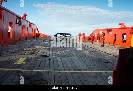 Vier-Punkt-Anker-Handling-Operation auf Deck Schiff für Ölstand auf See durchgeführt Stockfoto