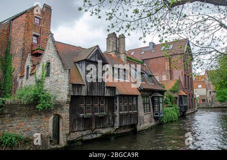 Blick auf das Bonifacius Hotel und die mittelalterlichen Häuser in der historischen Altstadt von Brügge, Belgien. Rozenhoedkaai Kanal von Bonifacius Brücke. Stockfoto