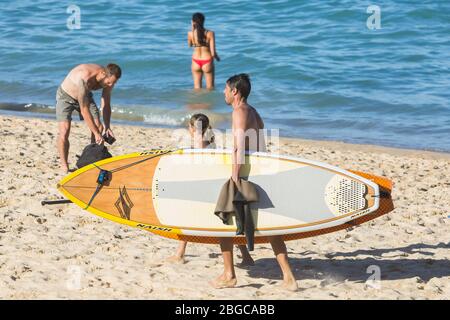 Sydney, Australien. Dienstag, 21. April 2020. Coogee Beach in Sydneys östlichen Vororten wurde nach den Sperrbeschränkungen wieder eröffnet. Die Einheimischen dürfen schwimmen, surfen und trainieren, dürfen sich aber wegen der COVID-19-Pandemie nicht sonnen, im Sand sitzen oder in Gruppen versammeln. Credit Paul Lovelace/Alamy Live News. Stockfoto