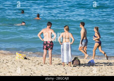 Sydney, Australien. Dienstag, 21. April 2020. Coogee Beach in Sydneys östlichen Vororten wurde nach den Sperrbeschränkungen wieder eröffnet. Die Einheimischen dürfen schwimmen, surfen und trainieren, dürfen sich aber wegen der COVID-19-Pandemie nicht sonnen, im Sand sitzen oder in Gruppen versammeln. Credit Paul Lovelace/Alamy Live News. Stockfoto