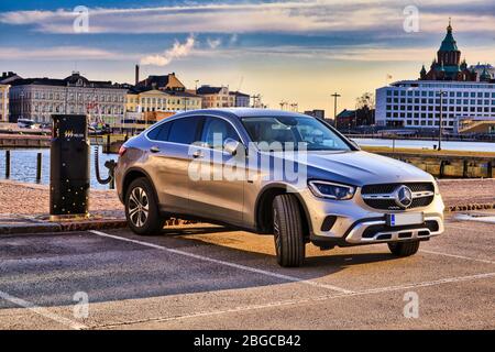 Das silberne Mercedes-Benz EQ Power Hybridauto wird an der Helen Vehicle Charging Point an der Strandpromenade in Helsinki, Finnland, aufgeladen. 18. April 2020. Stockfoto