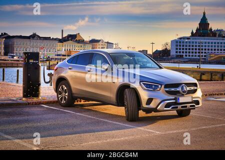 Das silberne Mercedes-Benz EQ Power Hybridauto wird an der Helen Vehicle Charging Point an der Strandpromenade in Helsinki, Finnland, aufgeladen. 18. April 2020. Stockfoto