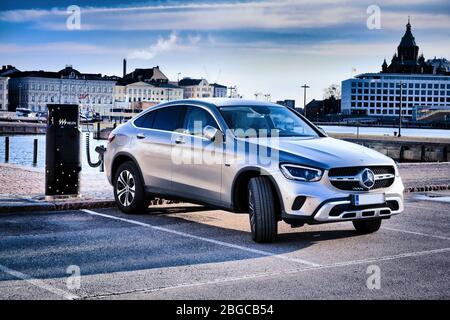 Das silberne Mercedes-Benz EQ Power Hybridauto wird an der Helen Vehicle Charging Point an der Strandpromenade in Helsinki, Finnland, aufgeladen. 18. April 2020. Stockfoto