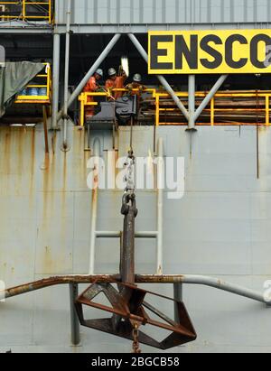 Vier-Punkt-Anker-Handling-Operation auf Deck Schiff für Ölstand auf See durchgeführt Stockfoto