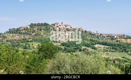 Atemberaubende Aussicht auf das toskanische Hügeldorf Montepulciano, Siena, Italien, an einem sonnigen Tag Stockfoto