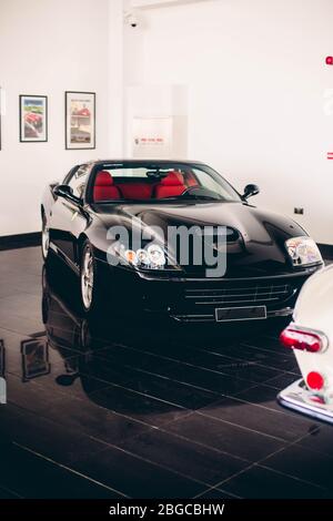 Schwarz mit roten Sitzen Design Sportwagen im Performance Center Stockfoto
