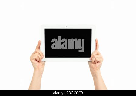 Hände einer Frau, die ein Tablet auf weißem Hintergrund hält Stockfoto