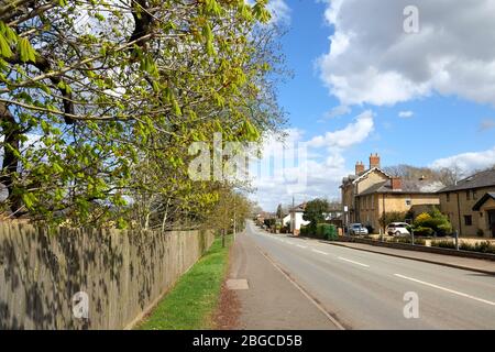 Die leeren Straßen des Dorfes Silverstone während der Sperrung des Coronavirus Stockfoto