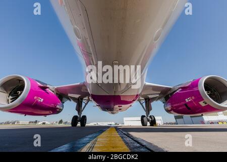 Wizz Air Airbus 320 Flugzeuge in Luton Airport während der Corona-Krise geerdet Stockfoto