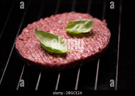Rohes Hackfleisch Fleisch Burger Steak aus nächster Nähe Stockfoto