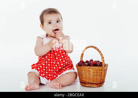 Kleines Mädchen mit einem Korb mit Kirschen Beeren Stockfoto