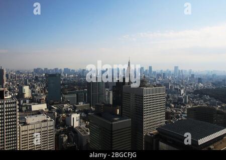 Landschaft mit Wolkenkratzern im Zentrum von Tokio, vom Tokyo Metropolitan Government Observatory aus gesehen Stockfoto