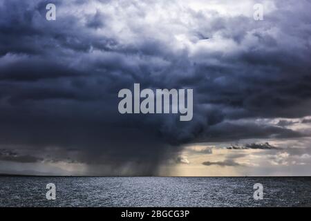 Regen quall nähert Küste in der Nähe von Malaga, Spanien. Stockfoto