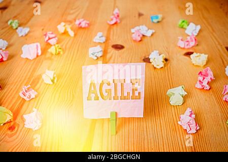 Textschild mit Agile. Geschäftsfoto zeigt einen bestimmten Ansatz für das Projektmanagement, der in Software-farbigen zerknitterte Papiere verwendet wird zu erhalten Stockfoto