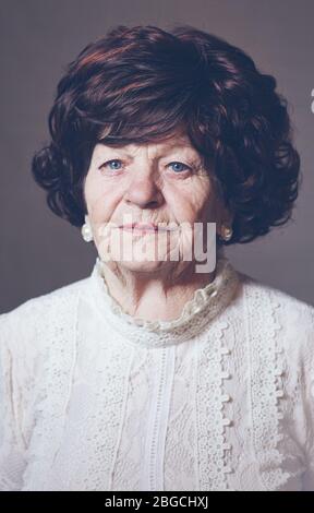 Porträt einer schönen erwachsenen Frau im Alter von 80 Jahren Stockfoto